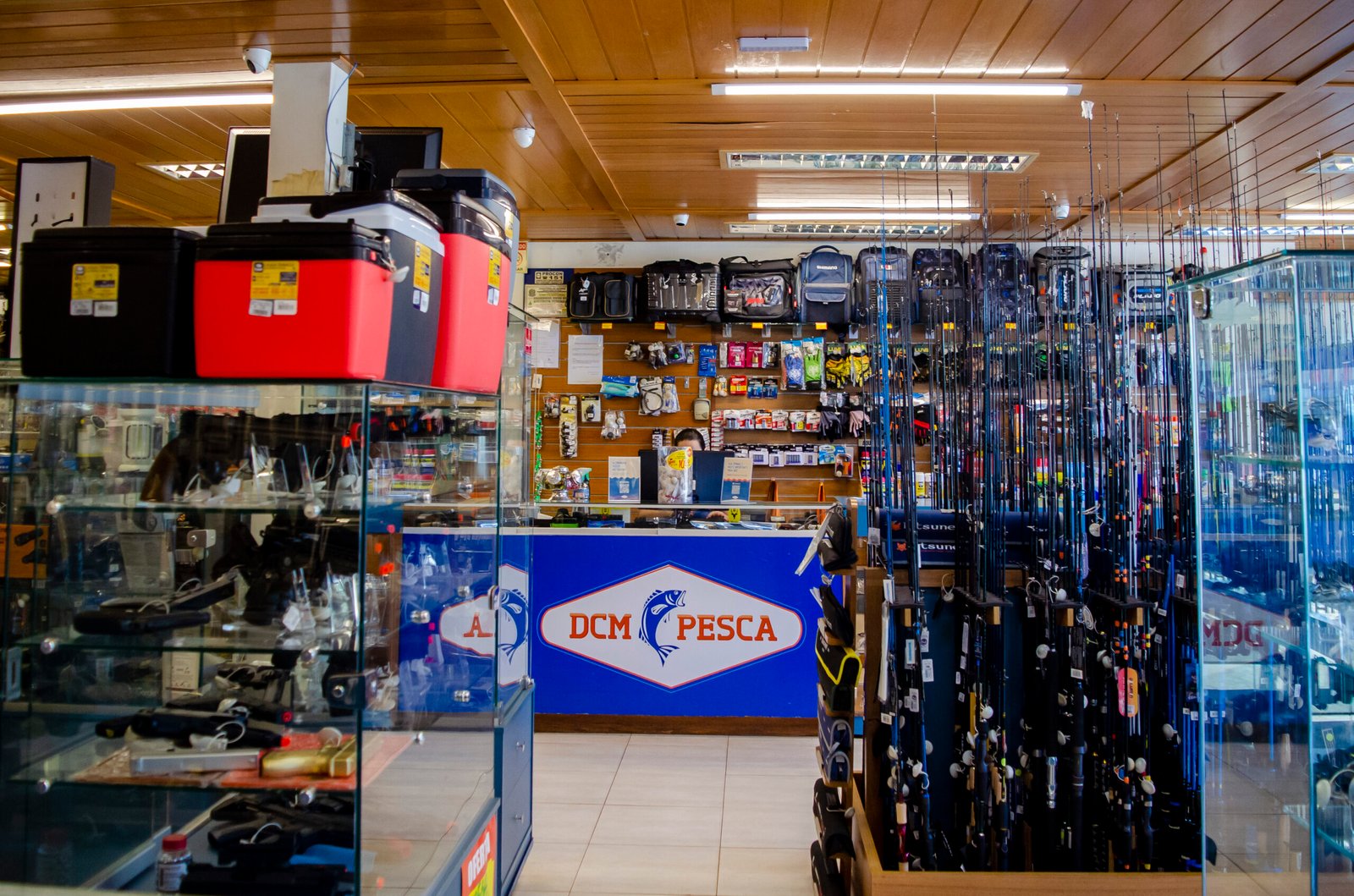 Interior da loja DCM Pesca